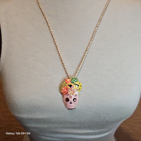 NWT PINK SUGAR SKULL STATEMENT NECKLACE - Picture 2 of 3